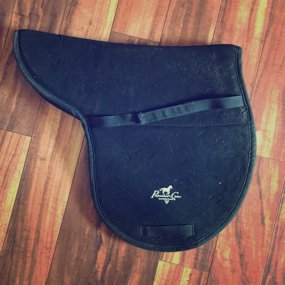 Professionals choice shaped correction saddle pad